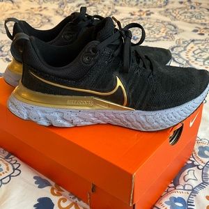 Nike React Infinity Run Flyknit Black Metallic Gold size 6.5